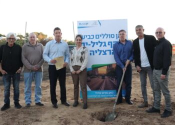 טקס הנחת אבן הפינה לכביש עוקף גליל ים, בהשתתפות ראש העיר, יריב פישר, מ"מ ראש העיר ומחזיק תיק התחבורה, איל פביאן, ובכירי העירייה. צילום: דוברות העירייה