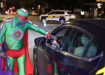 השחקנים הזמינו את התושבים להרכיב את המשקפיים כדי לחוש כיצד הראייה נהיית לקויה במצב של שכרות וחילקו שי למבלים ששומרים על כללי הבטיחות. צילום: דוברות עיריית הרצליה.