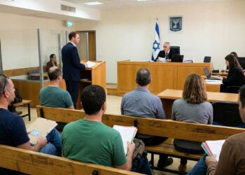 הורים מנוף ים, סמדר והדמוקרטי תקפו את התוכנית לשינוי אזורי הרישום וסגירת חטיבת סמדר, אבל השופט קבע שאין עילה משפטית להתערב בהחלטת העירייה ומשרד החינוך. תמונה: עיבוד AI