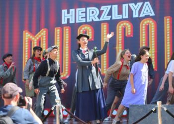 חגיגת פורים ענקית באווירה קולנועית במרכז העיר. כל העיר בסרט" בשנה שעברה. תמונה: דוברות עיריית הרצליה.