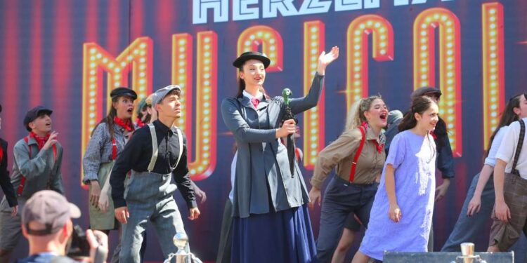 חגיגת פורים ענקית באווירה קולנועית במרכז העיר. כל העיר בסרט" בשנה שעברה. תמונה: דוברות עיריית הרצליה.