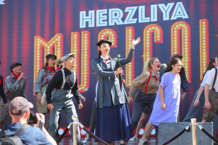 חגיגת פורים ענקית באווירה קולנועית במרכז העיר. כל העיר בסרט" בשנה שעברה. תמונה: דוברות עיריית הרצליה.