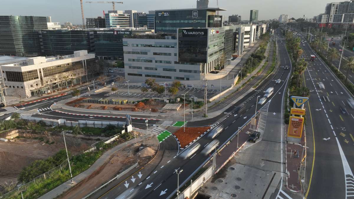 כניסה חדשה לרחוב שנקר לבאים מכביש 2 מכיוון צפון.בנוסף, תיפתח מחדש היציאה לכביש 2 שנסגרה לרגל העבודות. צילום דוברות העירייה