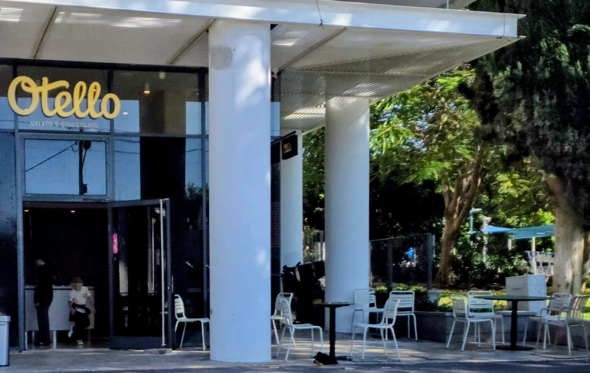 הודעת גלידת אוטלו: "עד שתובטח לנו סביבה בטוחה, ללקוחותינו לעובדינו ולתושבים סביבנו איננו מוכנים לקחת על עצמנו את האחריות והסיכון שבהפעלת העסק בשבת."