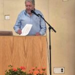 ישראל ברג, נשיא מועדון רוטרי הרצליה ברך התלמידים. תמונה: רוטרי הרצליה