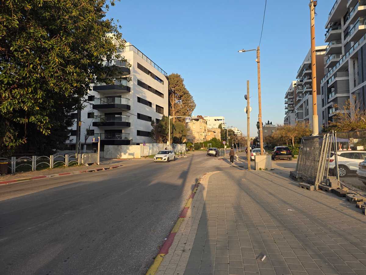 רחוב העצמאות מבט לכיוון מזרח, השבוע, לפני תחילת העבודות. צילום: מערכת האתר