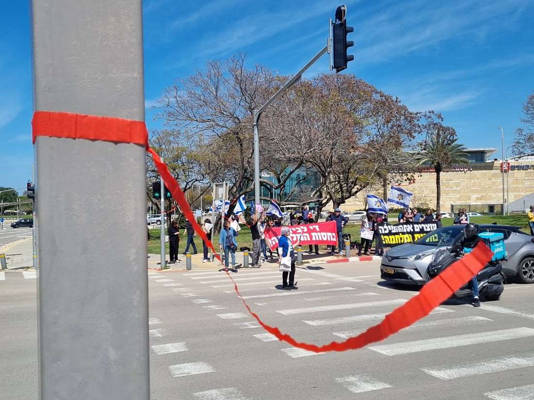 הסרט האדום כדי להדהד את הזהרות הרמטכ"ל: "אני מרים דגלים אדומים רבים" "אני מרים דגלים אדומים רבים". צילום: חנני רפופורט