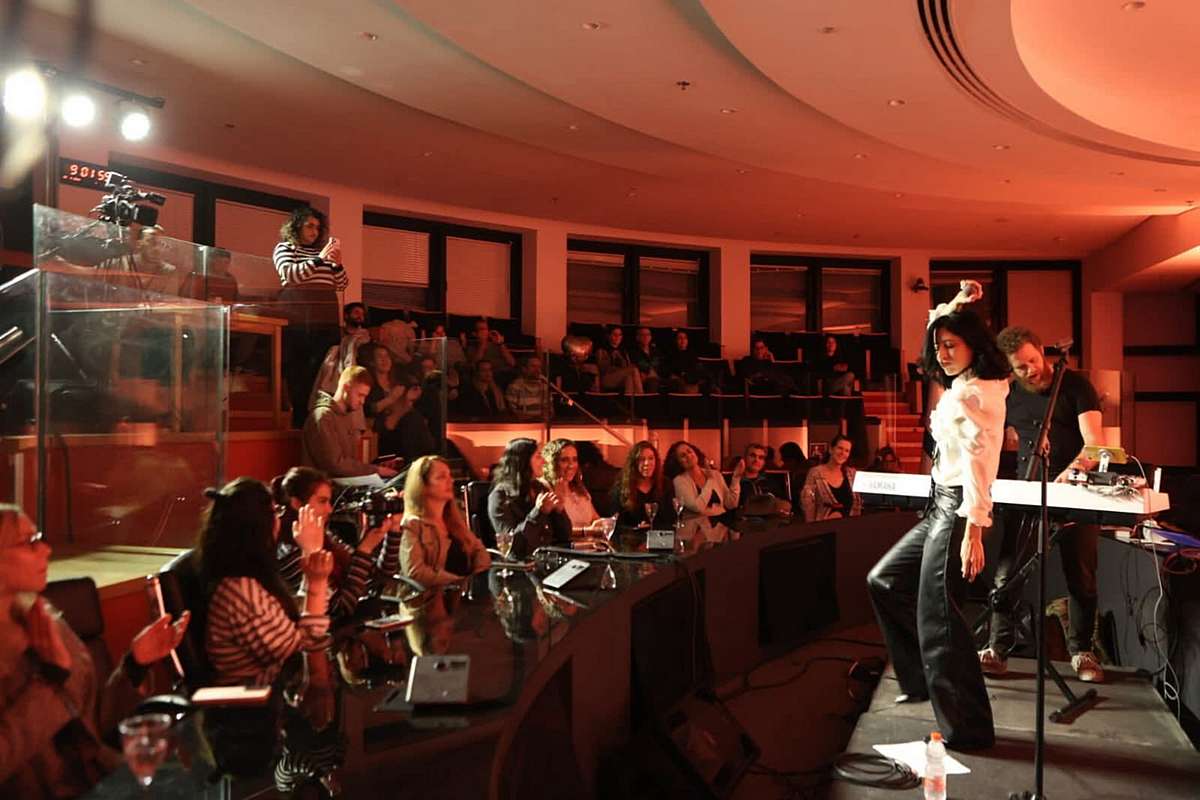 גוש דיברה עם הקהל, זרמה עם ההערות, צחקה, שיתפה, ולא הסתתרה מאחורי דיסטנס של "במה מול קהל". צילום: דוברות העירייה