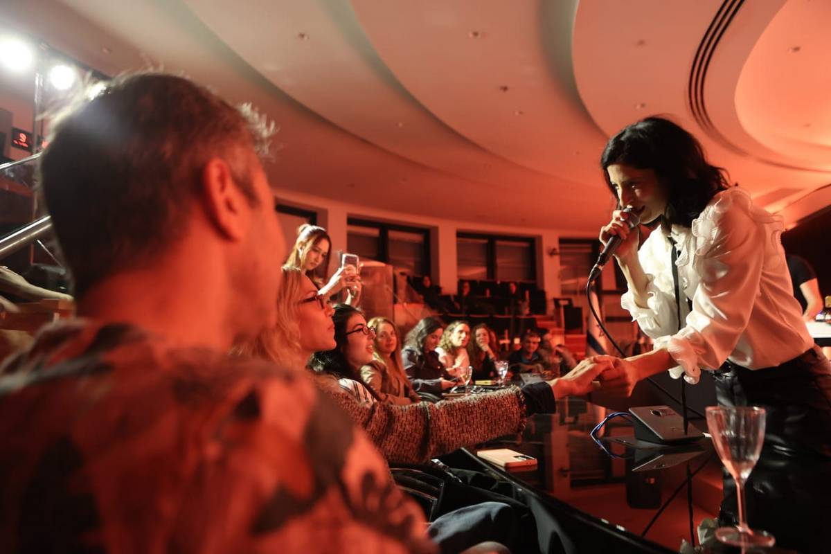 נוצר בהופעה מרחב קטן שבו אפשר להביט למישהי בעיניים, לשיר איתה ולהרגיש שמישהו מדבר את הרגשות שלך בקול רם. צילום: דוברות העירייה