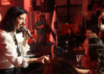 אפרת הגיעה למופע אקוסטי, בערב של מוזיקה טובה, אווירה אינטימית וטעימה קטנה של תרבות באמצע המלחמה. צילום דוברות העירייה