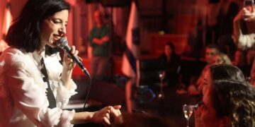 אפרת הגיעה למופע אקוסטי, בערב של מוזיקה טובה, אווירה אינטימית וטעימה קטנה של תרבות באמצע המלחמה. צילום דוברות העירייה