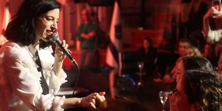 אפרת הגיעה למופע אקוסטי, בערב של מוזיקה טובה, אווירה אינטימית וטעימה קטנה של תרבות באמצע המלחמה. צילום דוברות העירייה