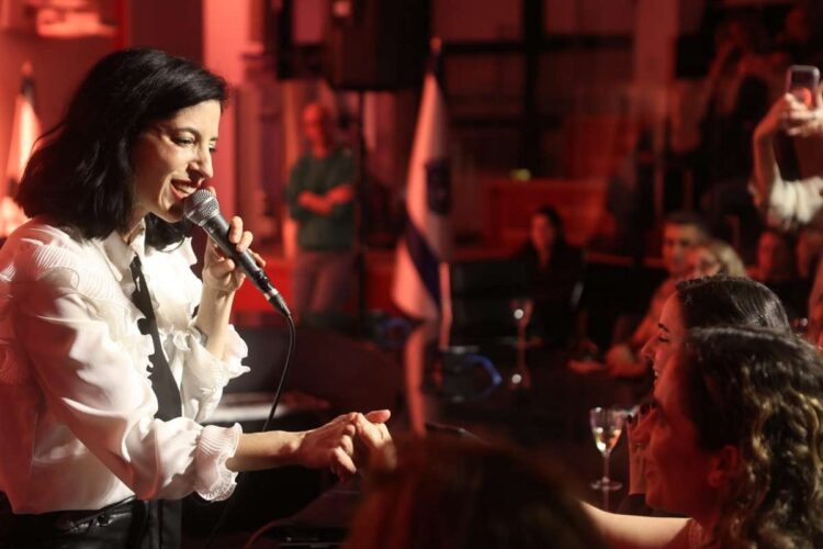 אפרת הגיעה למופע אקוסטי, בערב של מוזיקה טובה, אווירה אינטימית וטעימה קטנה של תרבות באמצע המלחמה. צילום דוברות העירייה