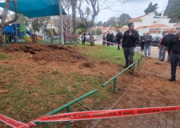 מכתש שנוצר בעקבות נפילות רסיסי יירוט באחת השכונות בהרצליה. צילום: דוברות העירייה