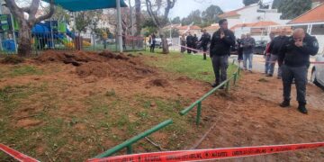 מכתש שנוצר בעקבות נפילות רסיסי יירוט באחת השכונות בהרצליה. צילום: דוברות העירייה