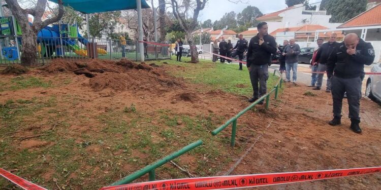 מכתש שנוצר בעקבות נפילות רסיסי יירוט באחת השכונות בהרצליה. צילום: דוברות העירייה