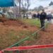 מכתש שנוצר בעקבות נפילות רסיסי יירוט באחת השכונות בהרצליה. צילום: דוברות העירייה
