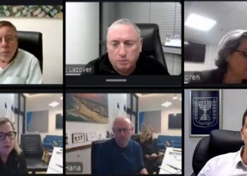 ראש העיר יריב פישר, סגן ראש העיר, איל פביאן, מנכ״ל העירייה אלכס גולדשטיין ומהנדסת העיר חנה חרמש, מציגים את עיקרי תוכניות הפיתוח וההשקעות הכלולות בהסכם הגג. צילומי מסך מתוך הוובינר