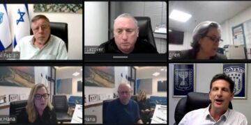 ראש העיר יריב פישר, סגן ראש העיר, איל פביאן, מנכ״ל העירייה אלכס גולדשטיין ומהנדסת העיר חנה חרמש, מציגים את עיקרי תוכניות הפיתוח וההשקעות הכלולות בהסכם הגג. צילומי מסך מתוך הוובינר