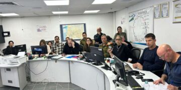 הערכת מצב שהתקיימה בחמ"ל העירייה עם כלל גורמי פיקוד העורף, הביטחון וההצלה. צילום דוברות העירייה