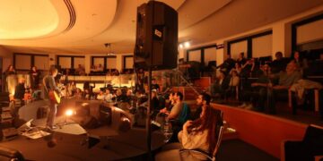 אולם המליאה בבניין העיריה מארח הופעת אקוסטיות, קהל של עד 50 איש ואישה. צילום: דוברות העירייה