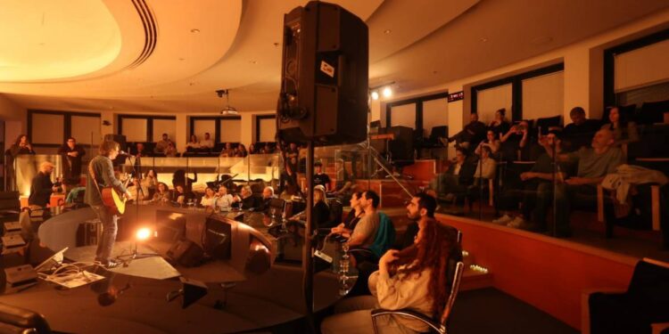 אולם המליאה בבניין העיריה מארח הופעת אקוסטיות, קהל של עד 50 איש ואישה. צילום: דוברות העירייה