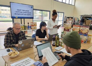 על רקע מבצע "שאגת הארי" ולקראת חג הפסח - עיריית הרצליה מעניקה שוברי קנייה לתושבים נצרכים בעיר. תמונה: עיבוד AI