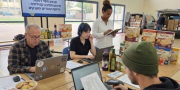 על רקע מבצע "שאגת הארי" ולקראת חג הפסח - עיריית הרצליה מעניקה שוברי קנייה לתושבים נצרכים בעיר. תמונה: עיבוד AI