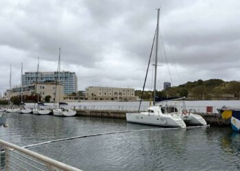 בשעה האחרונה טבעה סירה במרינה הרצליה, באיזור הלגונה הפנימית. צילום דוברות העירייה