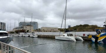 בשעה האחרונה טבעה סירה במרינה הרצליה, באיזור הלגונה הפנימית. צילום דוברות העירייה