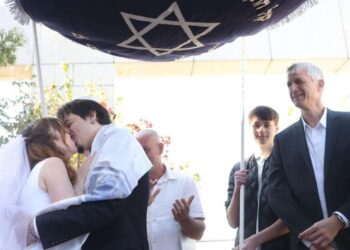 בגג בניין העירייה, ומול כ-20 בני משפחה קיימו חתונה מרגשת. צילום דוברות העירייה