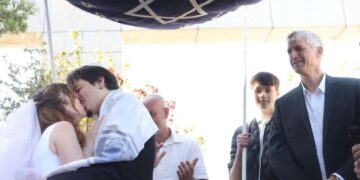 בגג בניין העירייה, ומול כ-20 בני משפחה קיימו חתונה מרגשת. צילום דוברות העירייה