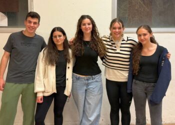 מועצת הנוער החדשה בהרצליה. מימין לשמאל: אריאל, שקד, מאיה, עופרי ואיתי. תמונה: דוברות העירייה