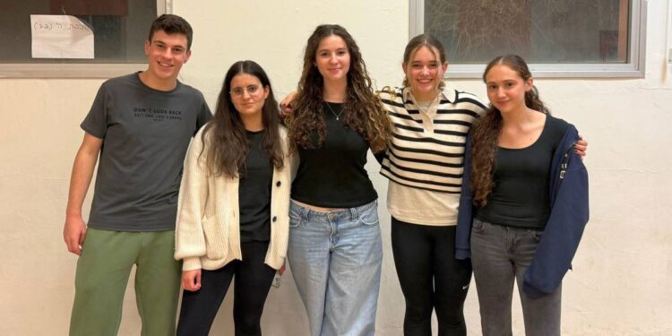 מועצת הנוער החדשה בהרצליה. מימין לשמאל: אריאל, שקד, מאיה, עופרי ואיתי. תמונה: דוברות העירייה