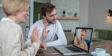 שיחה מקוונת אישית, בת כ־30 דקות, עם פסיכולוג או פסיכולוגית מהשירות הפסיכולוגי בעירייה. תמונה Deposit Photos