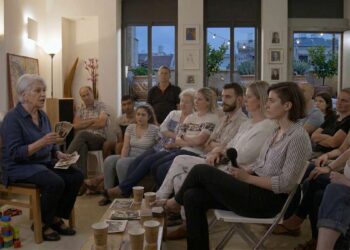 ערב כ״ו בניסן תשפ״ו מתקרב – וכל אחד יכול לפתוח את הסלון, לספר את סיפור המשפחה או להעניק לו בית חם בהרצליה. תמונה: עיבוד AI