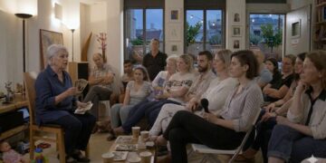 ערב כ״ו בניסן תשפ״ו מתקרב – וכל אחד יכול לפתוח את הסלון, לספר את סיפור המשפחה או להעניק לו בית חם בהרצליה. תמונה: עיבוד AI