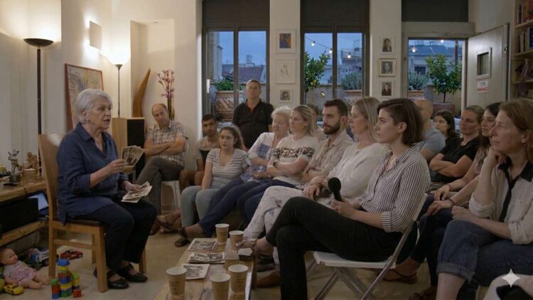 ערב כ״ו בניסן תשפ״ו מתקרב – וכל אחד יכול לפתוח את הסלון, לספר את סיפור המשפחה או להעניק לו בית חם בהרצליה. תמונה: עיבוד AI