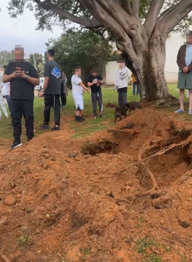 מכתש שנוצר בעקבות שבר יירוט שנפל באחת השכונות בהרצליה. צילום מהרשתות החברתיות בשימוש לפי סעיף 27א לחוק זכויות יוצרים.