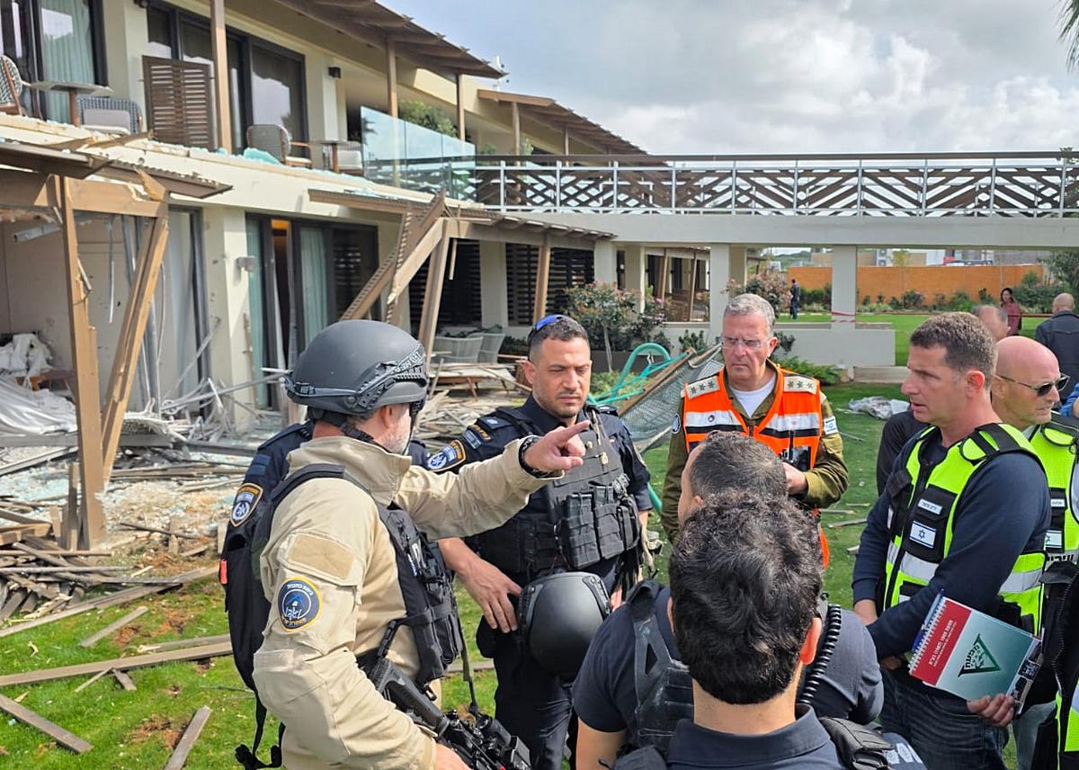 ראש העיר יריב פישר עם צוותי החירום באחת מזירות נפילות שברי היירוט בהרצליה. צילום: דוברות המשטרה