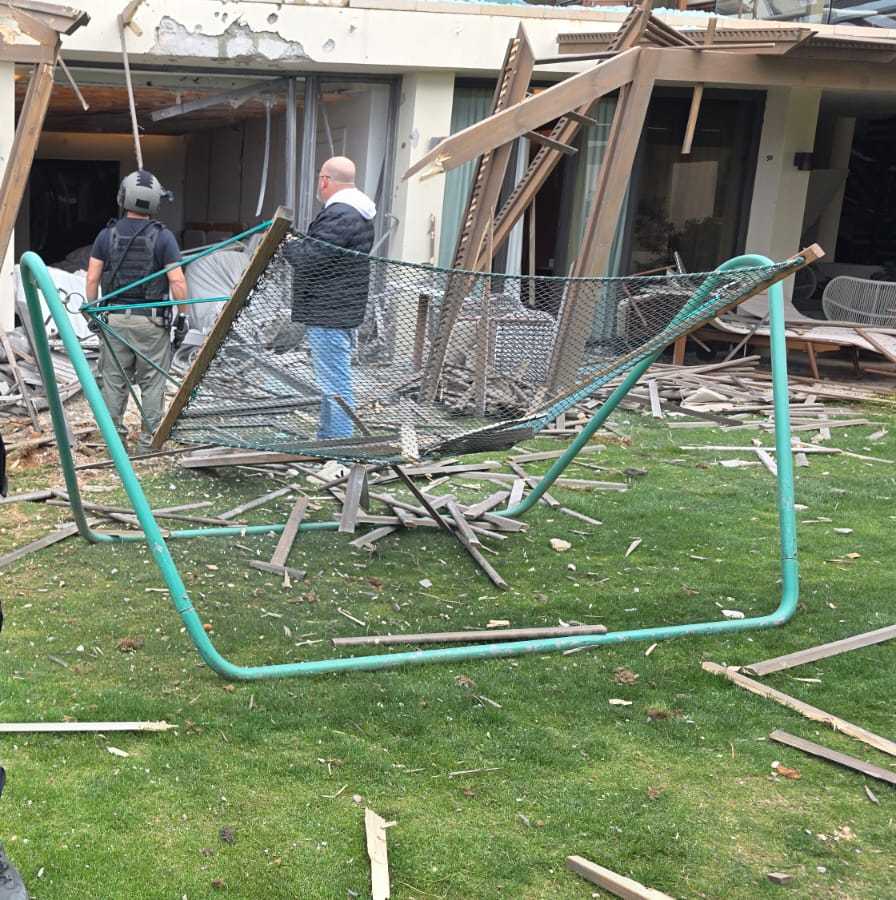 ההרס בעקבות שברי היירוט באחת הנפילות בעיר. צילום: דוברות המשטרה