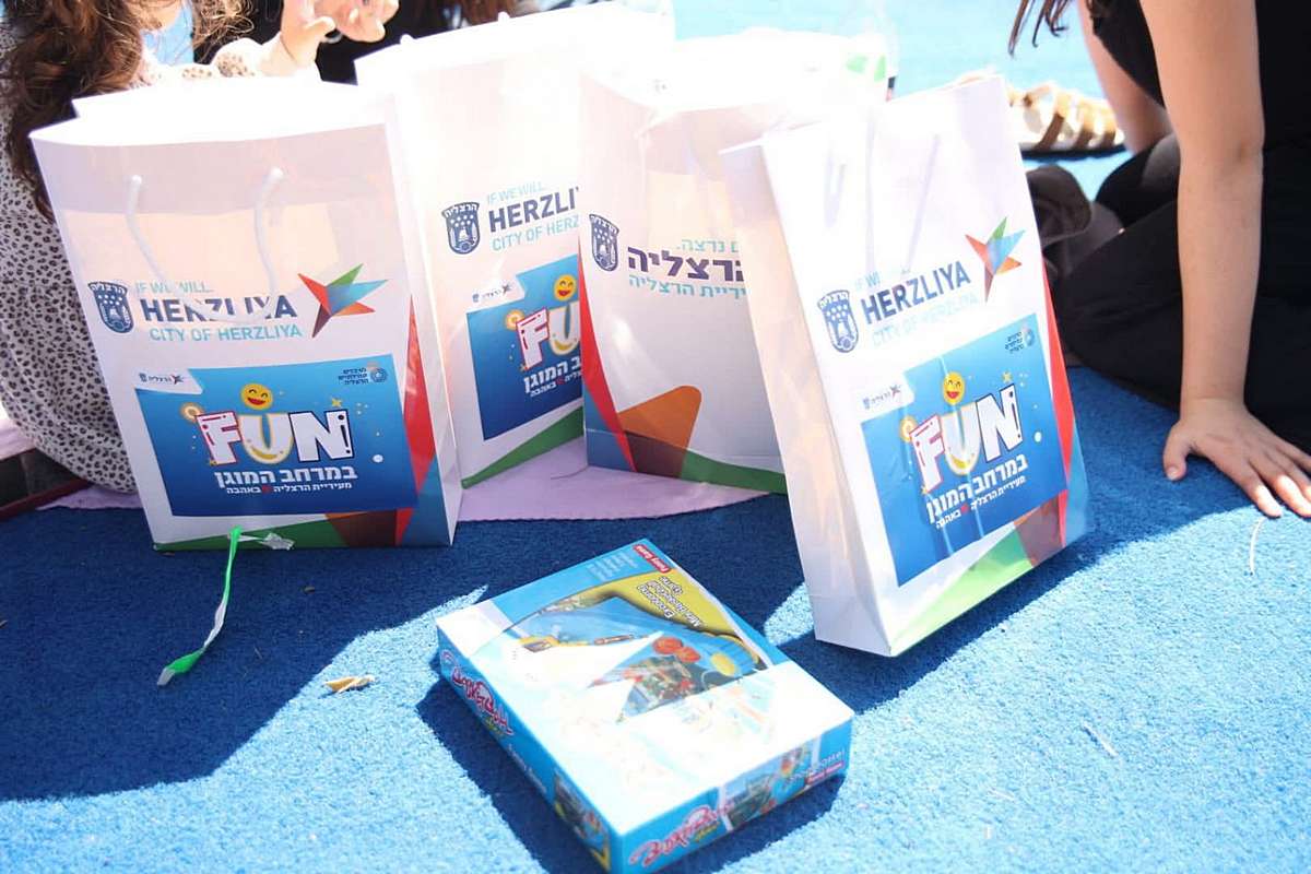 תעסוקה לילדים במקלט:עיריית הרצליה החלה לחלק ערכות פעילות לילדים במקלטים העירוניים בעיר. צילום דוברות העירייה