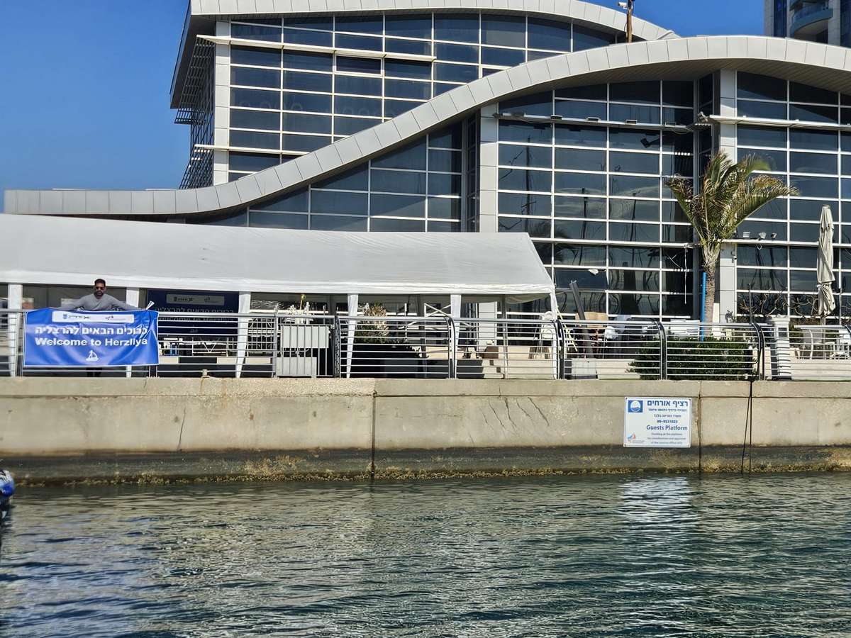 הוסדרו נהלי עבודה לקליטת כלי שיט, בידוק ביטחוני, טיפול בנוסעים ובצוותים, וכן מתן מענה לוגיסטי ותפעולי מלא במתחם המרינה. צילום דוברות העירייה