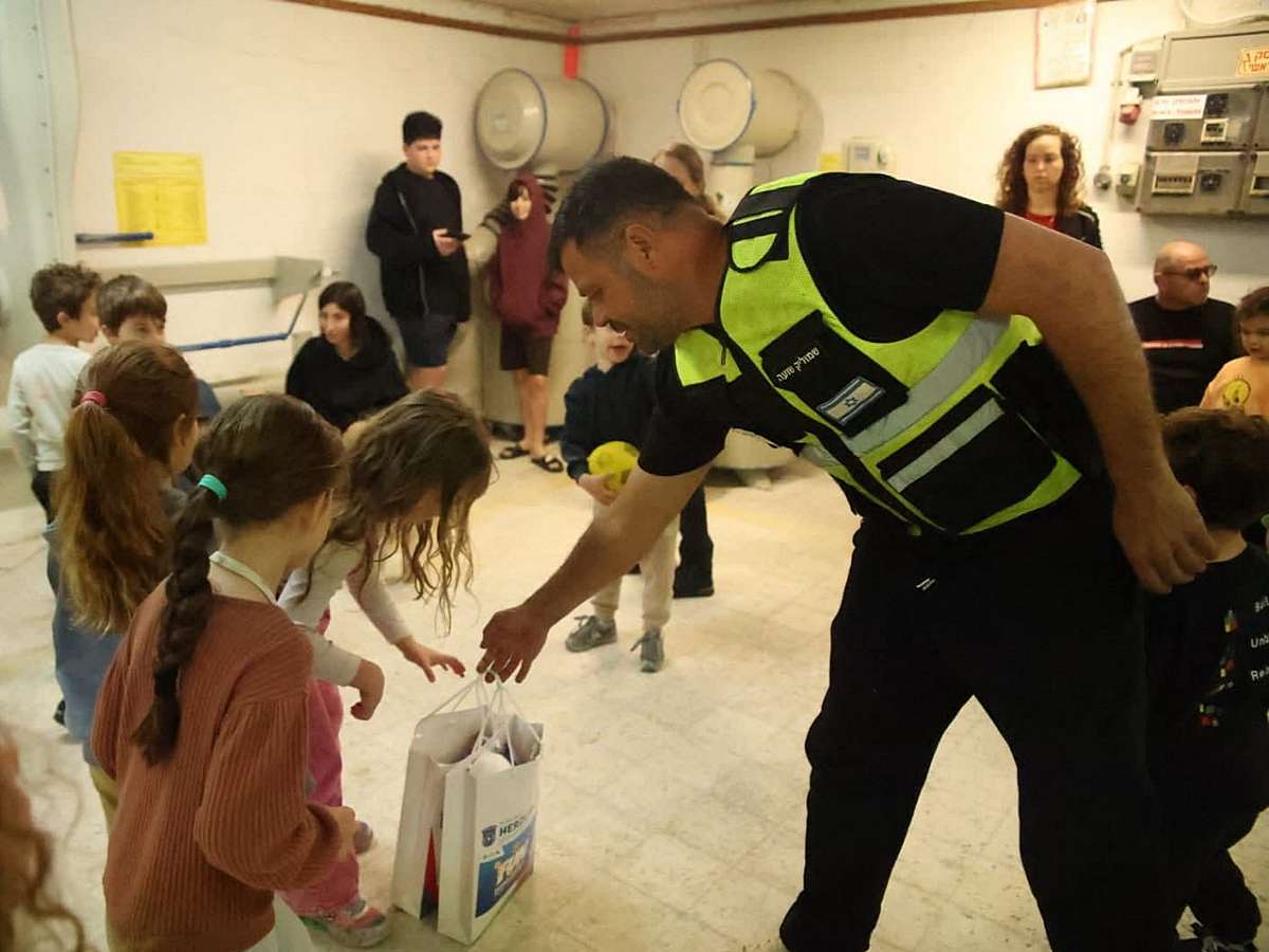 ערכות 'Fun במרחב המוגן'.כוללות צבעים, משחקים, חומרי יצירה, מסכות לפורים והפעלות לכל המשפחה. צילום דוברות העירייה