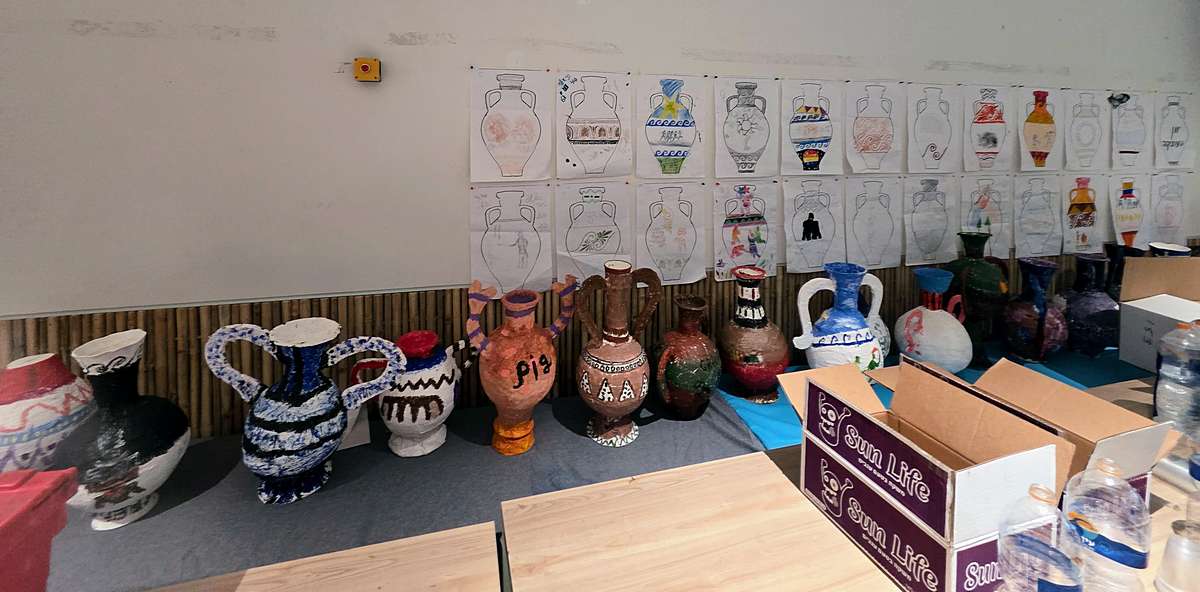 בתור לתרומת הדם, התרשמו הנוכחים מתצוגת כדים במסגרת חוג אומנות שמתקיים במקום. צילום: מערכת אתר