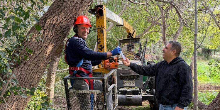 להודות באופן אישי לכ-370 עובדי הניקיון, התברואה והגינון שנמצאים יום יום בשטח, גם בתקופה המאתגרת. תמונה: דוברות העירייה