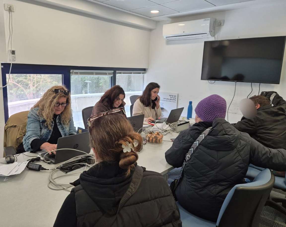 הענקת שוברי קנייה לרכישת מזון וציוד לתושבים נצרכים ולמשפחות מרובות ילדים בעיר. צילום: דוברות העירייה