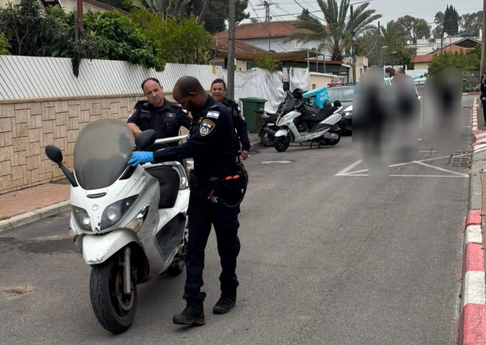 הכלים הדו גלגליים פונו מהמקום באמצעות גרר והועברו למתקן עירוני להמשך טיפול. צילום: דוברות העירייה