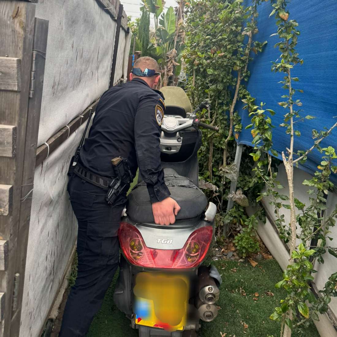 בוצעו פעולות אכיפה נוספות בשטח, לרבות הדבקת הודעות גרירה לכלים המפוזרים ברחוב, טרם פינויים במהלך 48 השעות הקרובות. צילום: דוברות המשטרה