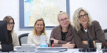 בסוף 2025 הוקמה בעירייה המחלקה לשוויון מגדרי - מחלקה חדשה שבאה במקום “מנהל נשים” המסורתי. סיגלית (מימין) עם חברות הצוות. צילום: דוברות העירייה